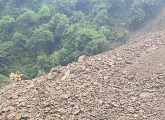 पहिराेले गर्दा सिद्धार्थमार्ग अवरुद्ध मार्ग खुलाउने प्रयास हुदै